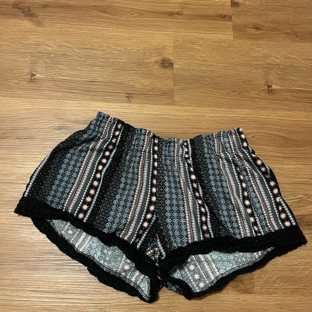 No Boundaries Black and Gray Patterned Shorts - Size Small